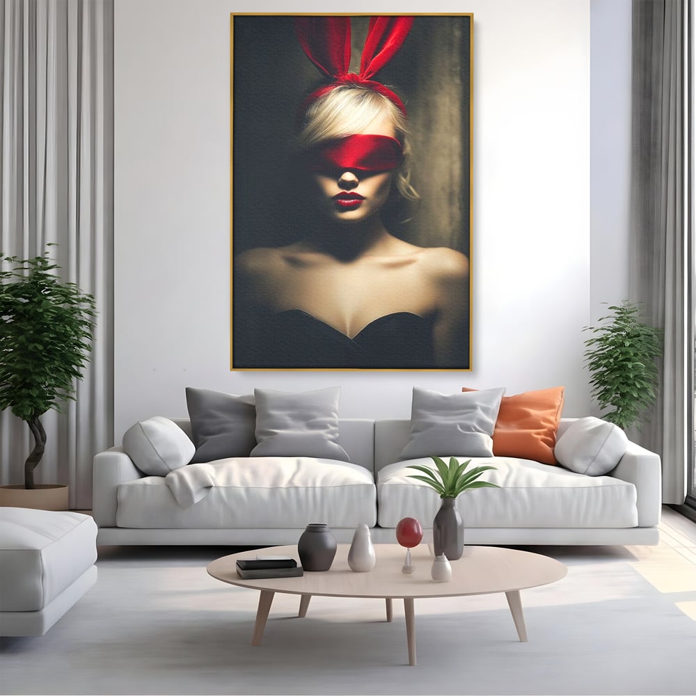 Tablou canvas cu tablou canvas cu femeie si urechi de iepuras, in rama de aluminiu auriu, pe perete intr-un living